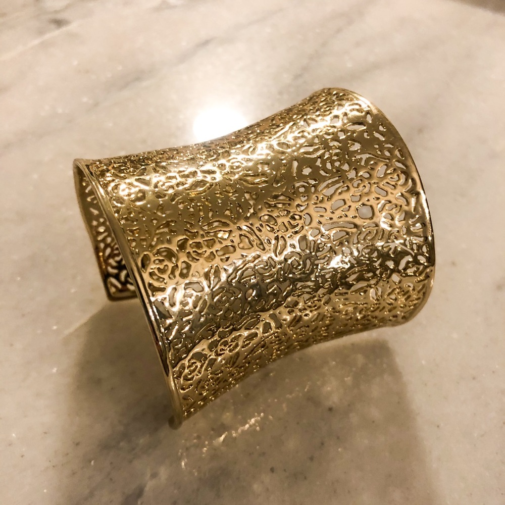 Kendra Scott Ainsley Cuff Bracelet in gold